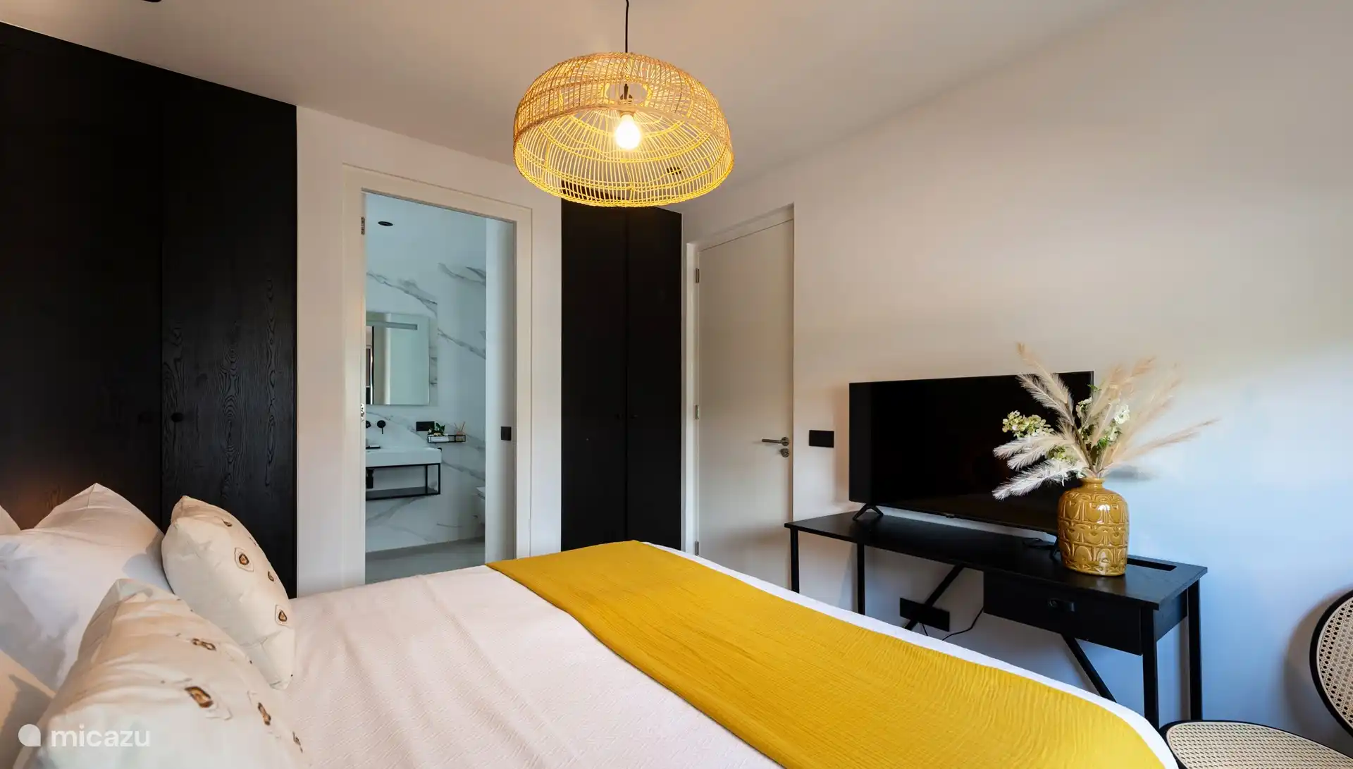 Hauptschlafzimmer mit eigenem Bad