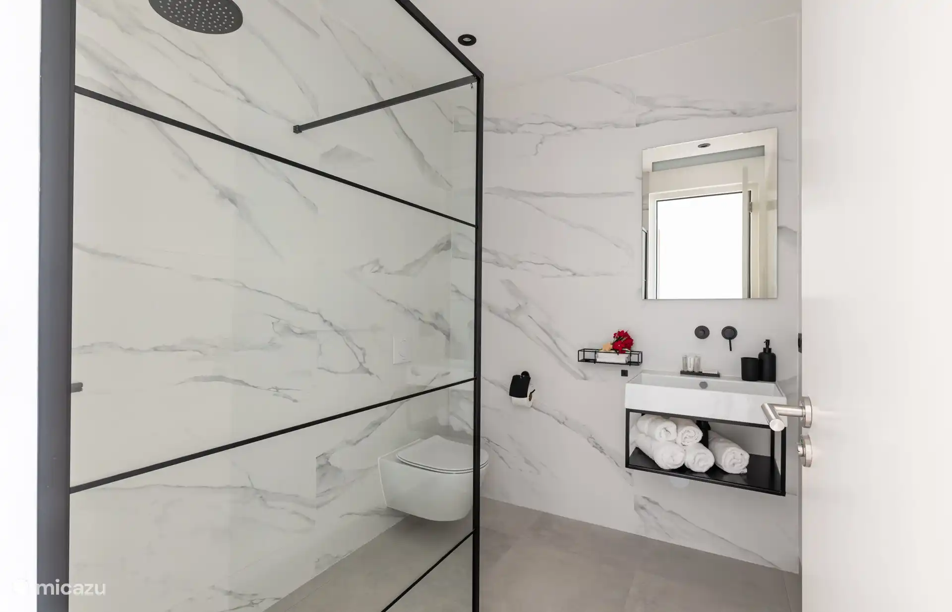 Badezimmer mit Dusche, Doppelwaschbecken und Toilette