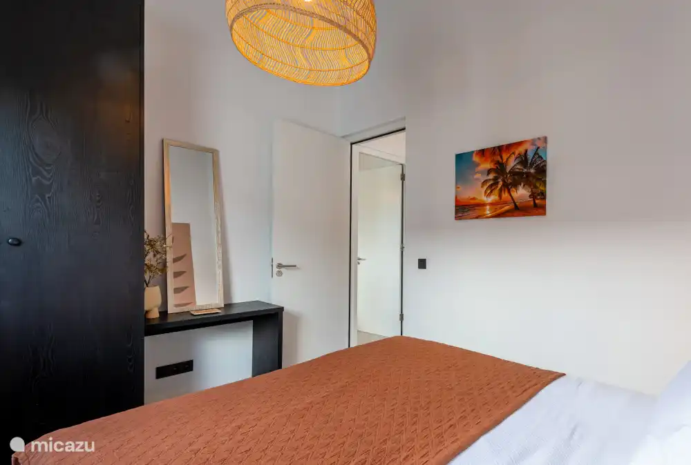 Das Badezimmer befindet sich auf der anderen Seite des Flurs.