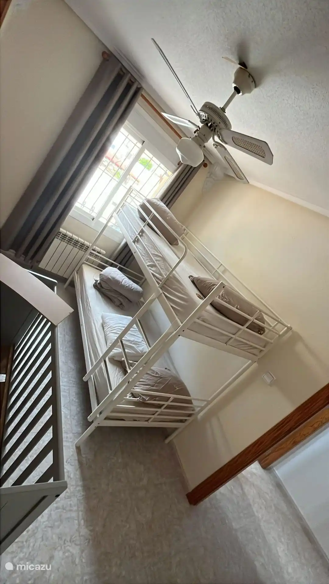 Etagenbett und Kinderbett