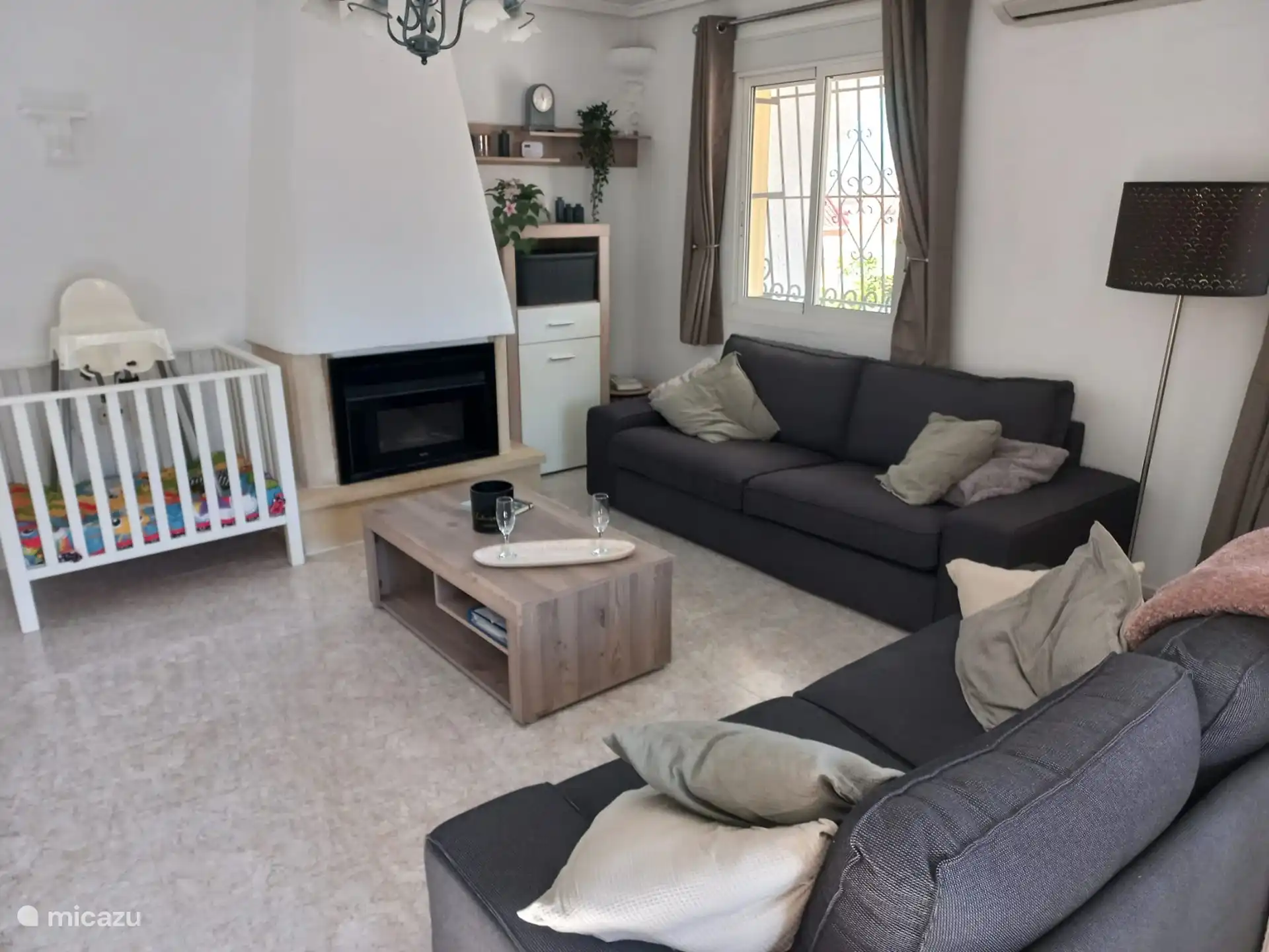 Wohnzimmer mit neuem Sofa