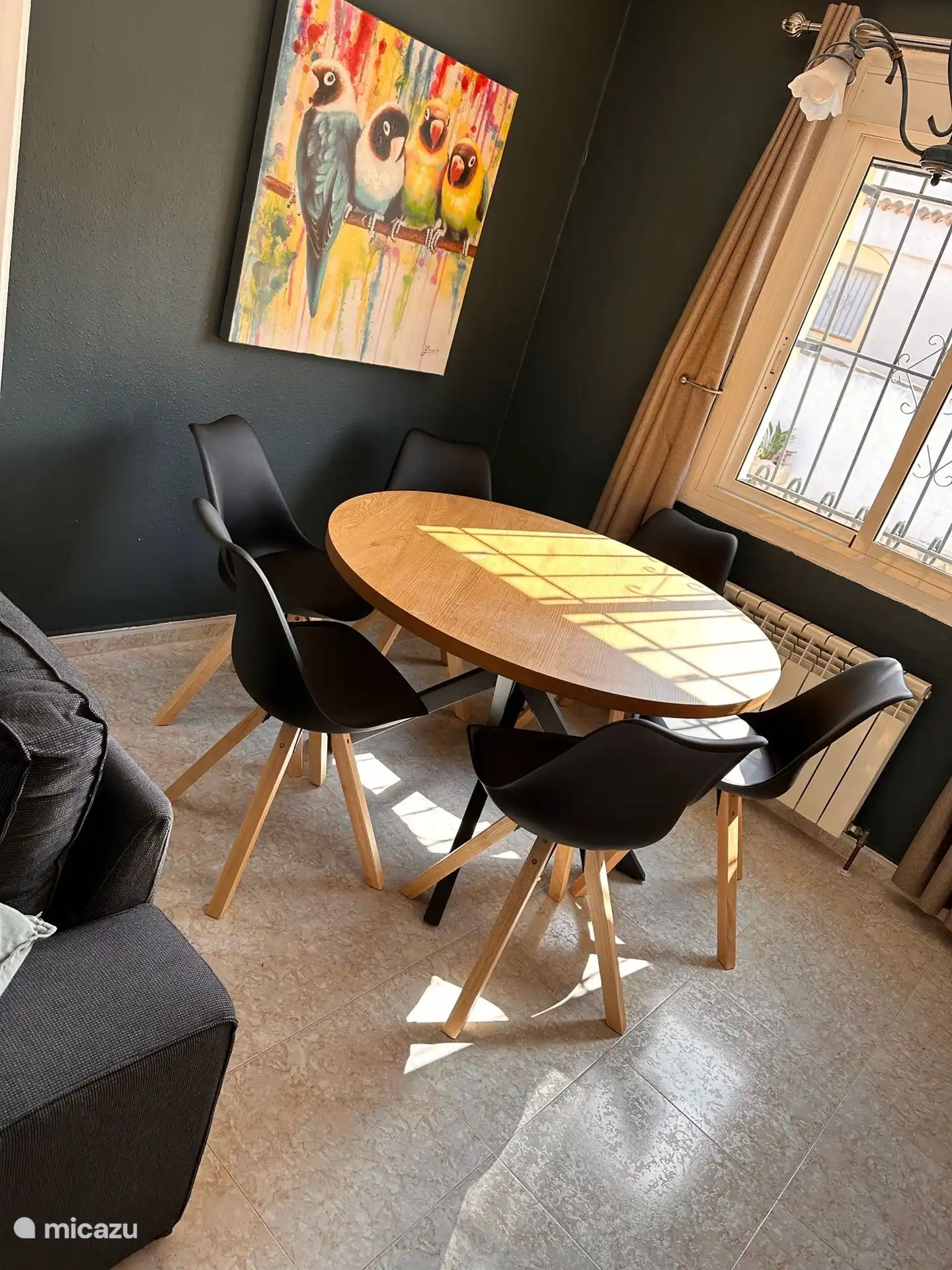 Esstisch mit sechs Stühlen (Hochstühle auch verfügbar)