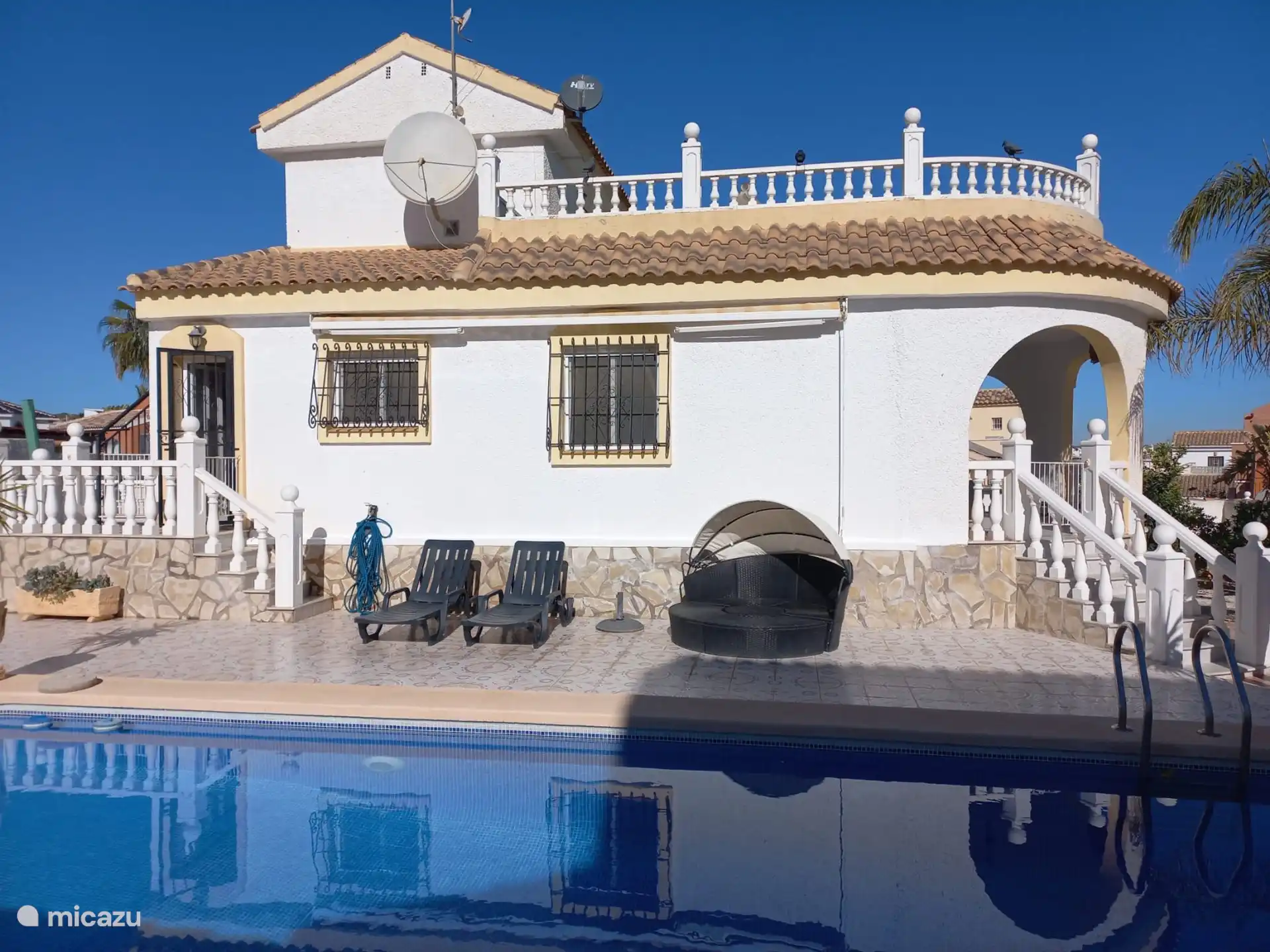 Seitenansicht Haus und Pool