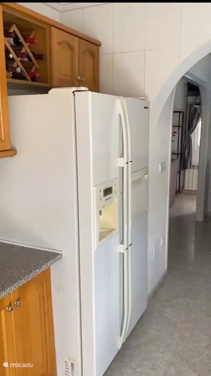 Amerikanischer Kühlschrank mit Gefrierfach, auch Waschmaschine, Geschirrspüler vorhanden