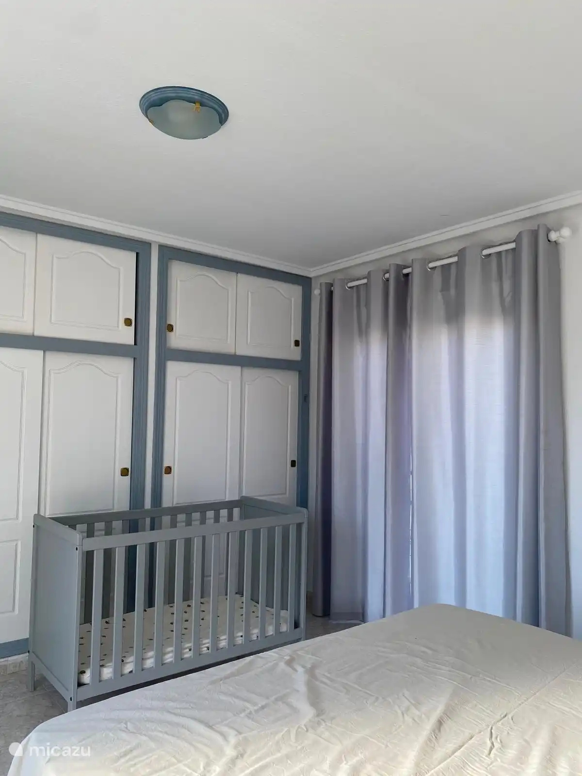 Kinderbett über dem Boden und viel Stauraum