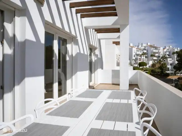 Jardines del Golf Miraflores en España, Costa del Sol, Riviera Del Sol - apartamento Terraza con comedor al aire libre.