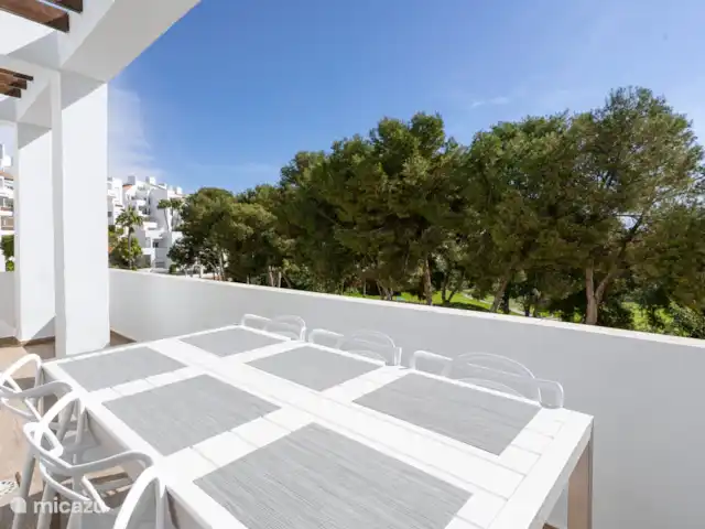 Jardines del Golf Miraflores en España, Costa del Sol, Riviera Del Sol - apartamento Terraza con comedor al aire libre.