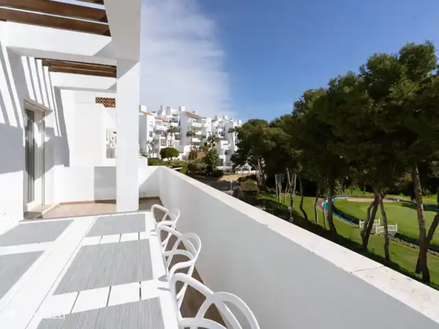 Jardines del Golf Miraflores en España, Costa del Sol, Riviera Del Sol - apartamento Terraza con comedor al aire libre.