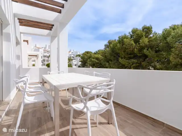 Jardines del Golf Miraflores en España, Costa del Sol, Riviera Del Sol - apartamento Terraza con comedor al aire libre.
