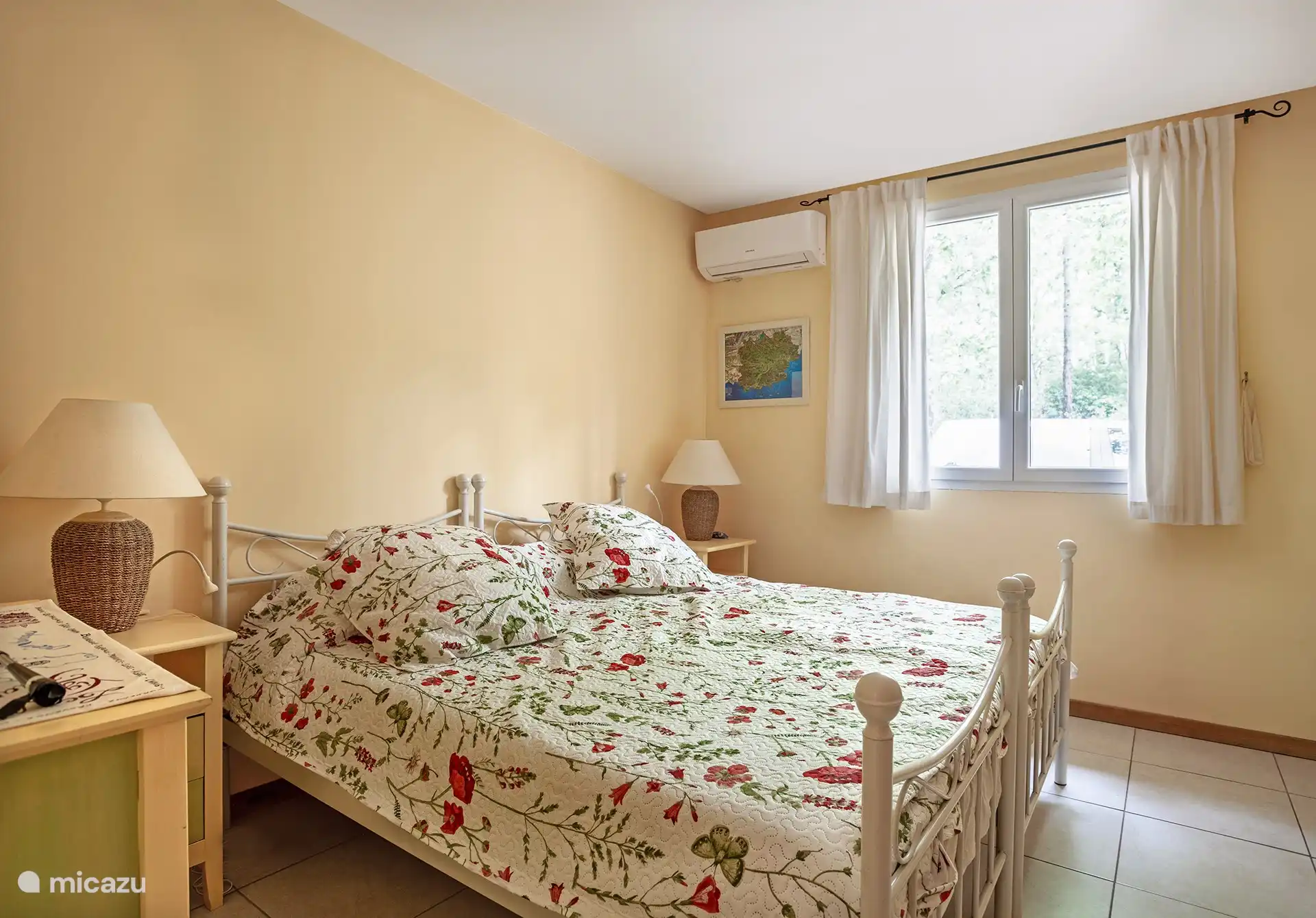 Gelbes Schlafzimmer, das kühlste im Sommer ! Klimaanlage auch hier!