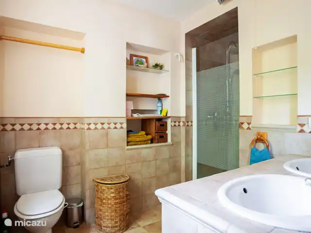 Location de Vacances France, Var, Lorgues, villa - Villa Varoise Salle de bain dans une chambre jaune