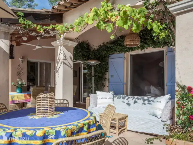Location de Vacances France, Var, Lorgues, villa - Villa Varoise Villa Varoise , coin salon à côté de la véranda, également couvert