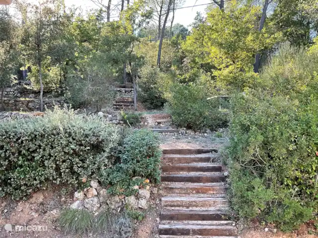 Location de Vacances France, Var, Lorgues, villa - Villa Varoise Villa Varoise, escalier menant à des terrains adjacents dont un terrain de pétanque.