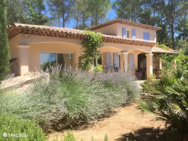 Location de Vacances France, Var, Lorgues, villa - Villa Varoise partie du jardin avec le coin de lavande
