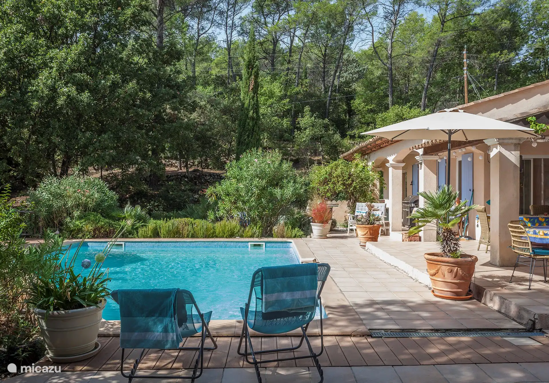 Villa Varoise, Blick von der Terrasse auf den Garten und das Grundstück mit Terrassen.
