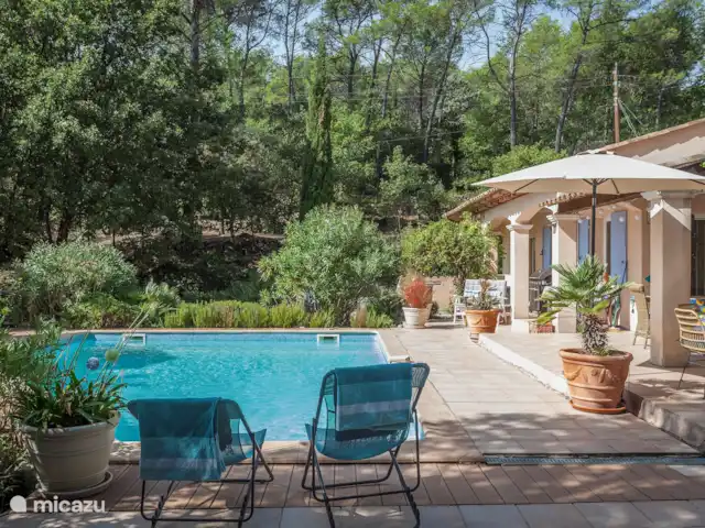 Location de Vacances France, Var, Lorgues, villa - Villa Varoise Villa Varoise, vue de la terrasse vers le jardin et le parc avec « terrasses ».