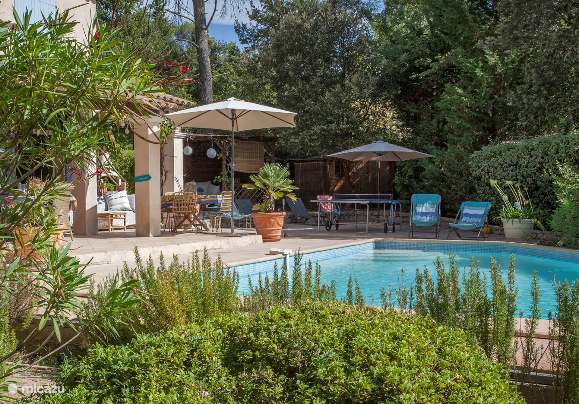 Villa Varoise, Blick auf Sonnenterrasse und Tischtennisplatte