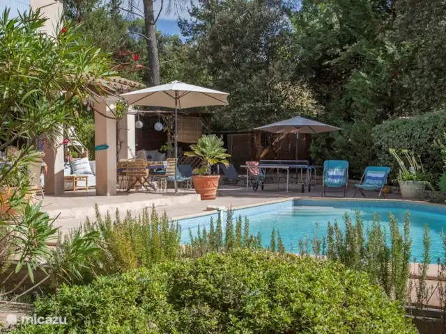 Location de Vacances France, Var, Lorgues, villa - Villa Varoise Villa Varoise, vue sur la terrasse ensoleillée et l’espace table de ping-pong
