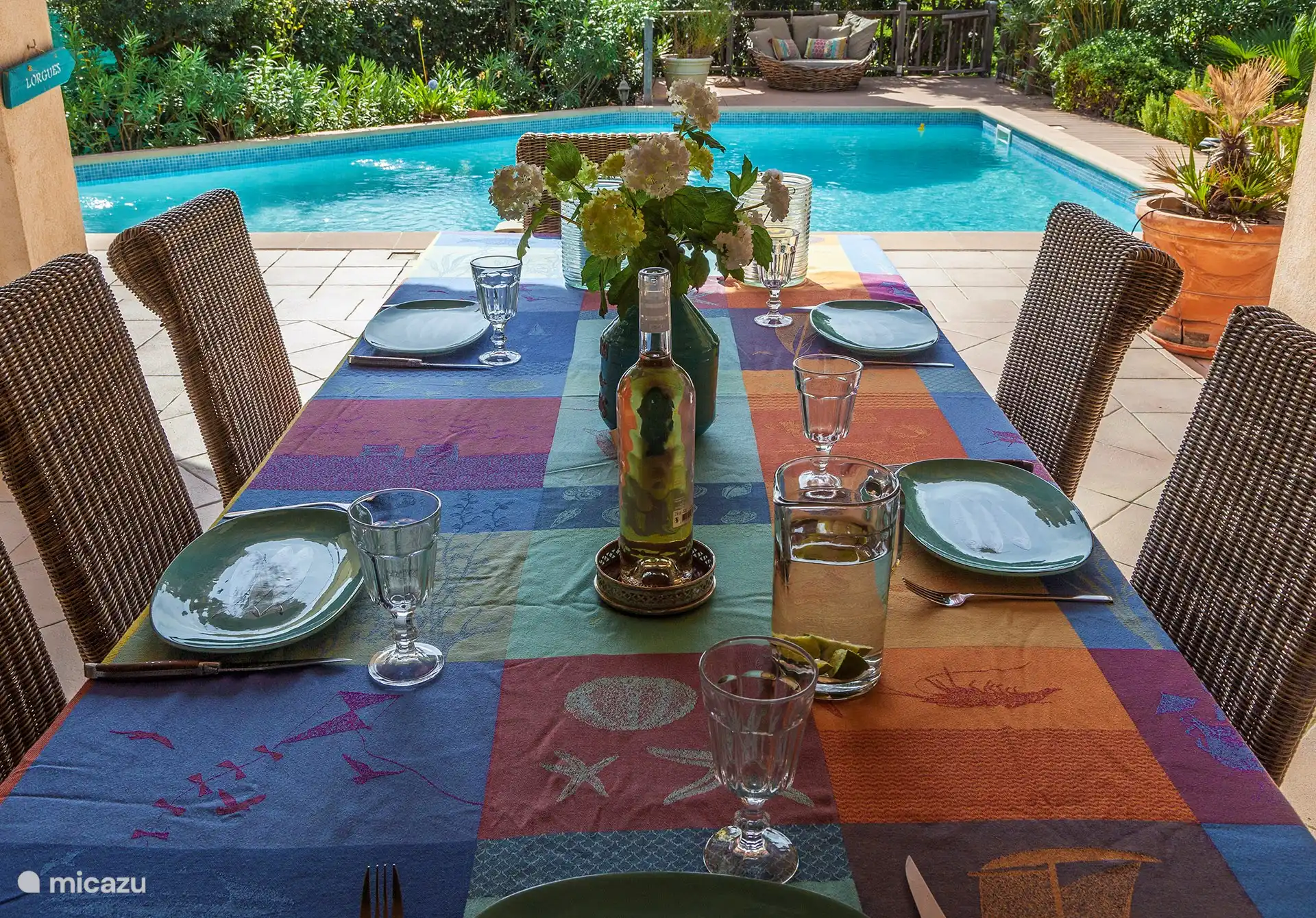 Villa Varoise, großer Tisch für 8 Personen unter der Veranda