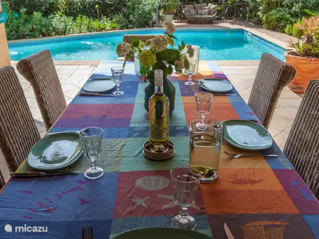 Location de Vacances France, Var, Lorgues, villa - Villa Varoise Villa Varoise, grande table pour 8 personnes sous la véranda