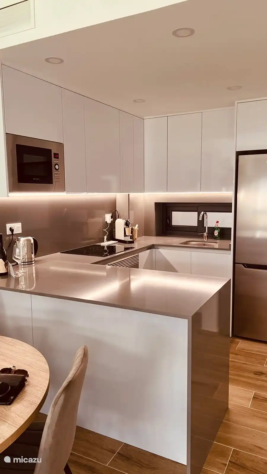 Ruime keuken met magnetron, oven, koelkast, nespresso koffiemachine met melkopschuimer, vaatwasser, waterkoker, toastmaker, sapcentrifuge 