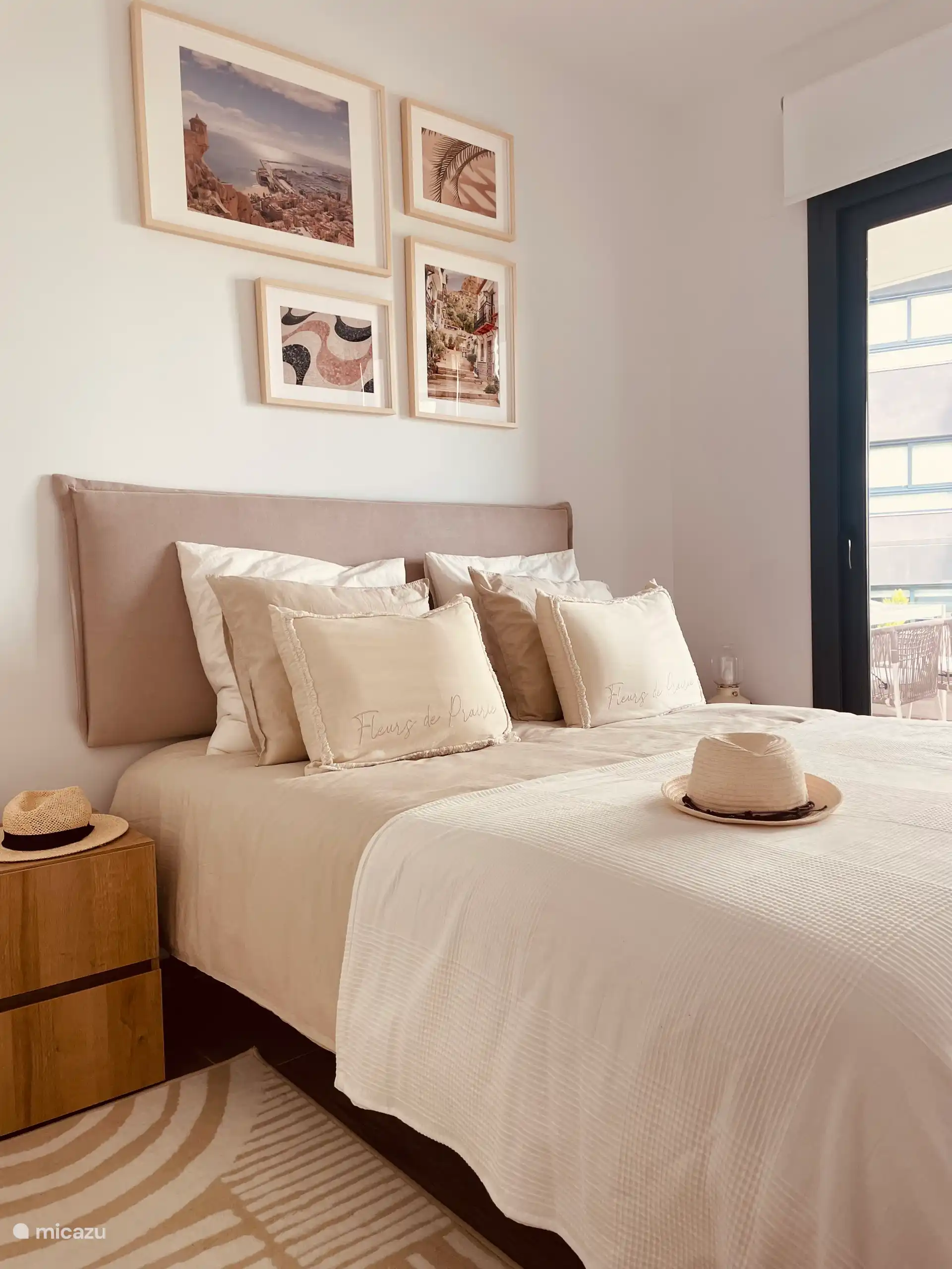 Een heerlijke slaapkamer met een luxe matras . Een grote kast waar u alles makkelijk kunt opbergen.  Tegenover de slaapkamer bevindt zich de eerste badkamer