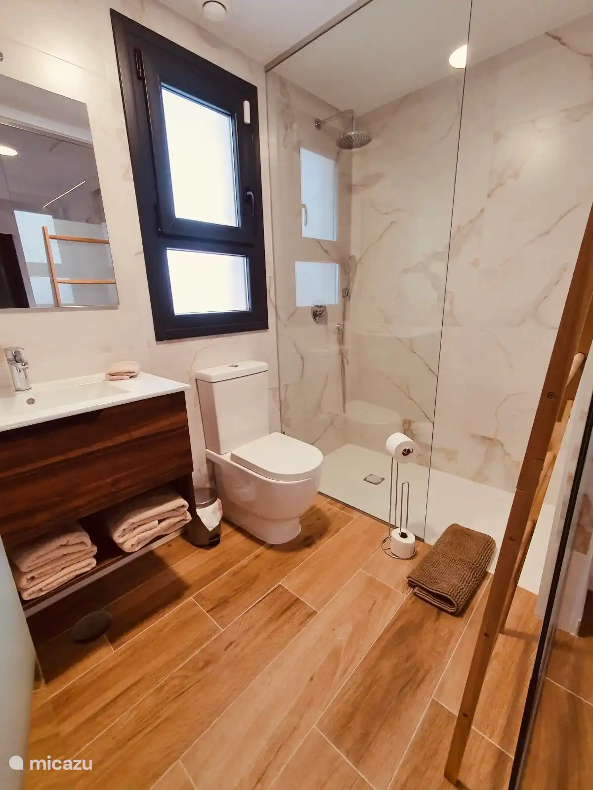 De badkamer ensuite. De ruime badkamer met regendouche