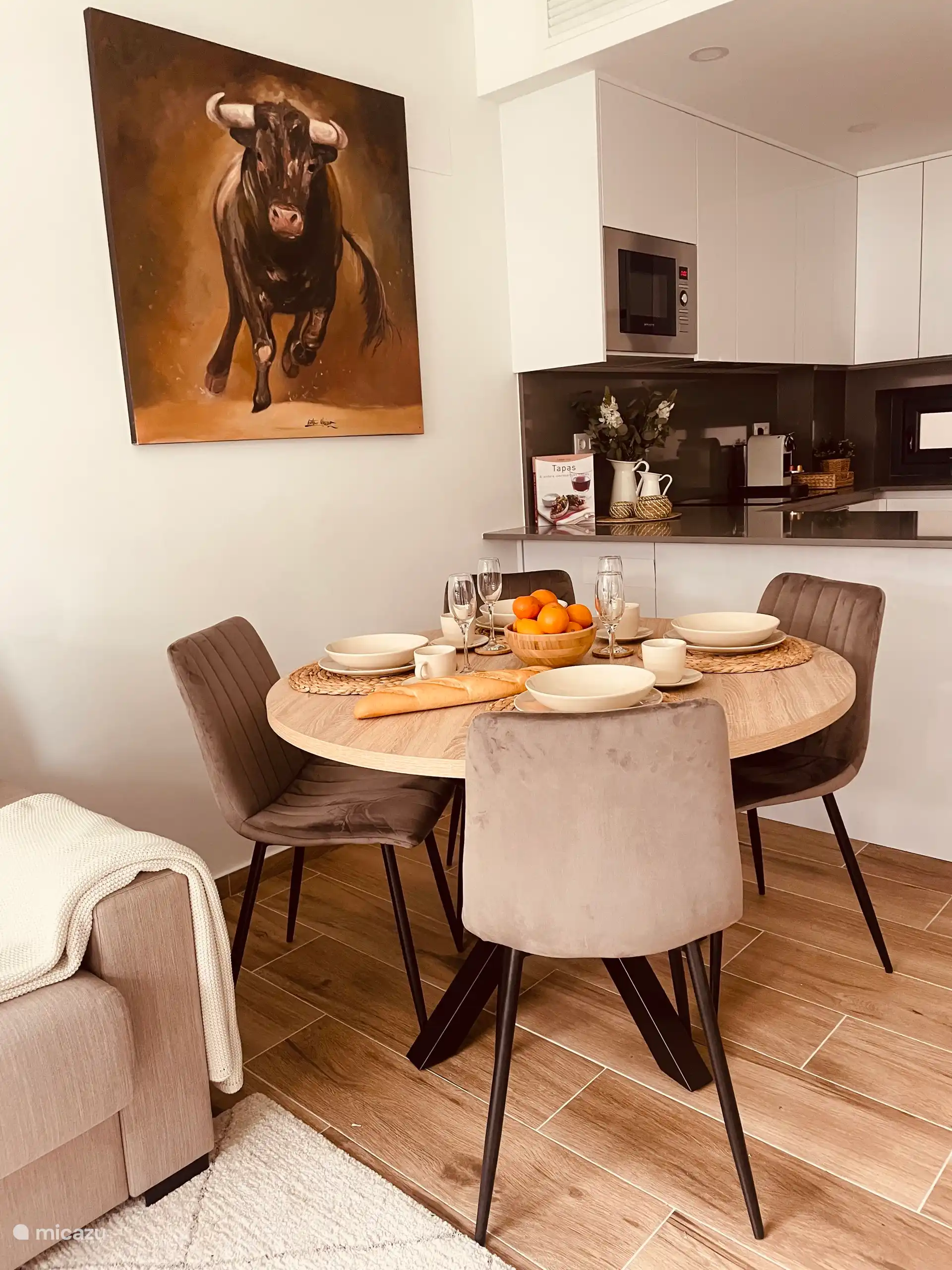 Eettafel naast de ruime keuken