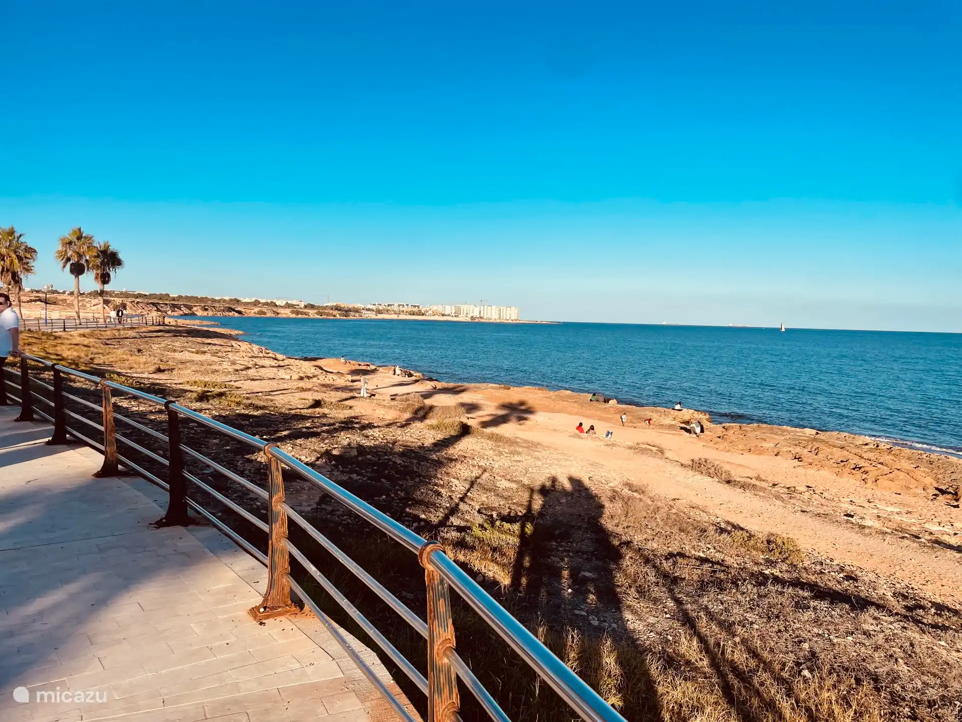 Het heerlijk strand . U kunt hier het hele jaar genieten. Zonnebaden of uren wandelen langs de paden of op het strand zelf