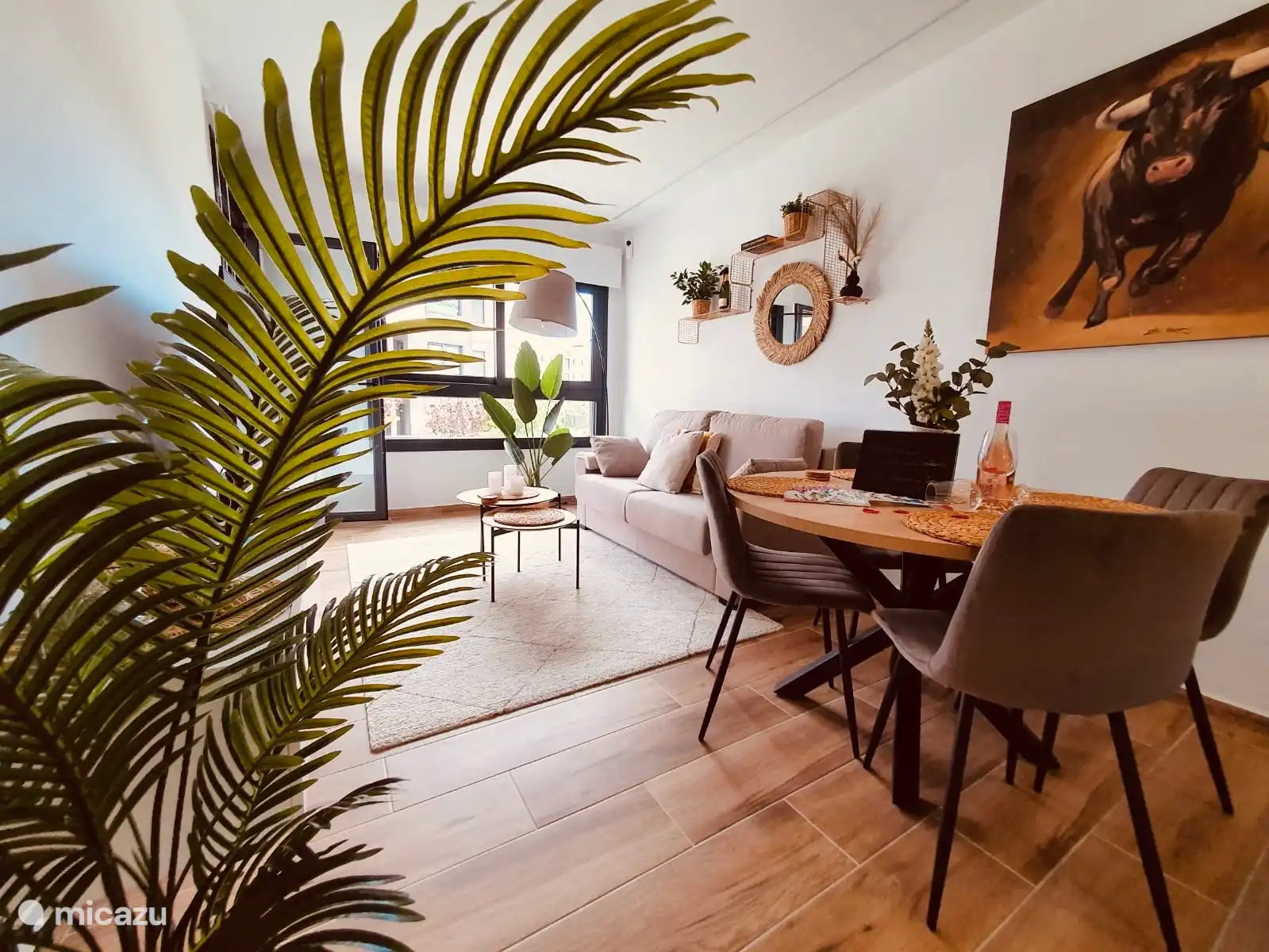 De woonkamer met een grote ronde eettafel waar u heerlijk aan kunt dineren , natafelen of een spelletje kunt doen