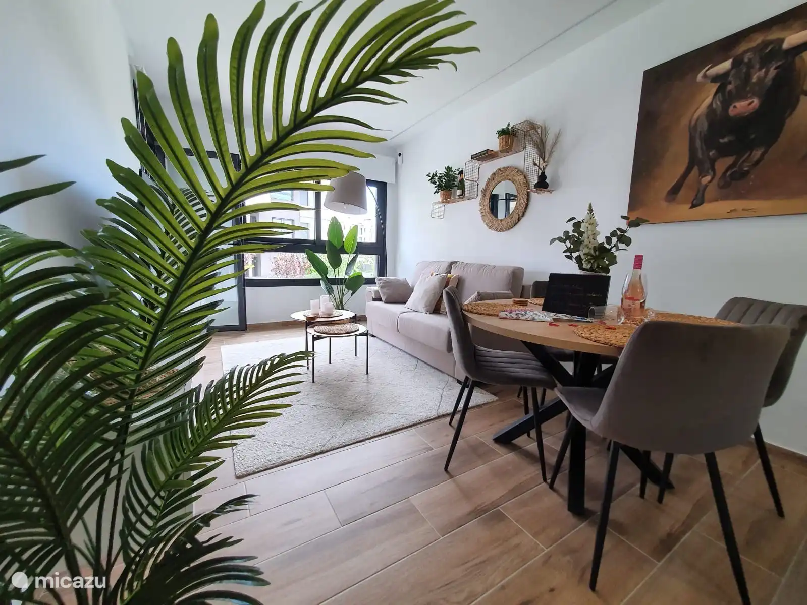 Beau salon avec un canapé confortable et une table à manger ronde confortable. Avec les différentes sources lumineuses, vous déterminez vous-même l’atmosphère.