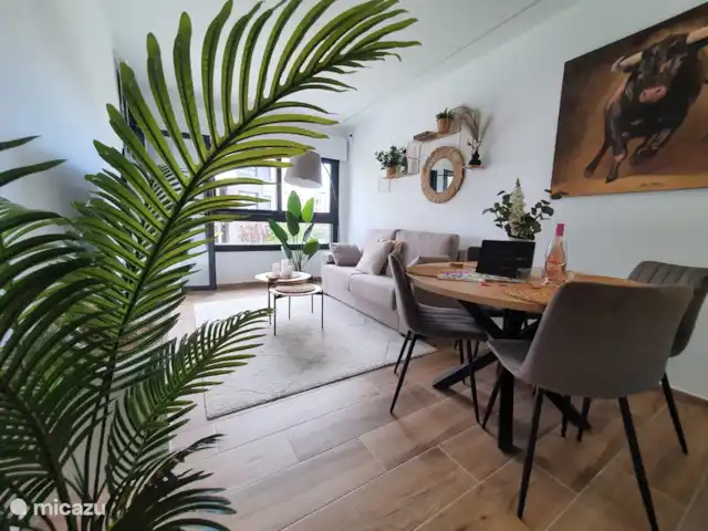 Casa de Cinta huren in Spanje, Costa Blanca, Orihuela Costa - appartement Fijne woonkamer met een comfortabele bank en een gezellige ronde eettafel. Met de verschillende lichtbronnen bepaalt u zelf de sfeer.