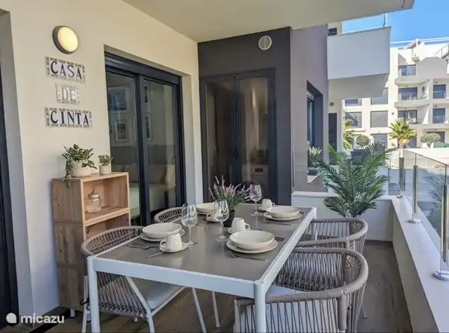 Sur ce balcon confortable et spacieux, vous pourrez manger, boire et vous détendre. L’armoire du balcon abrite la machine à laver et le séchoir.