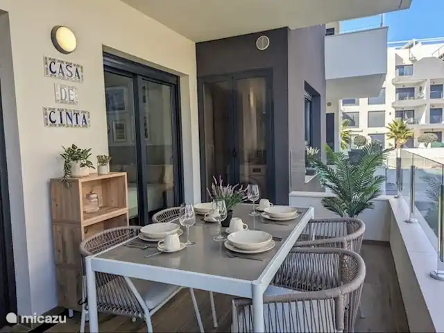 Casa de Cinta huren in Spanje, Costa Blanca, Orihuela Costa - appartement Op dit gezellige en ruime balkon kunt u heerlijke eten, drinken en ontspannen. In de balkonkast staat de wasmachine en het droogrek.