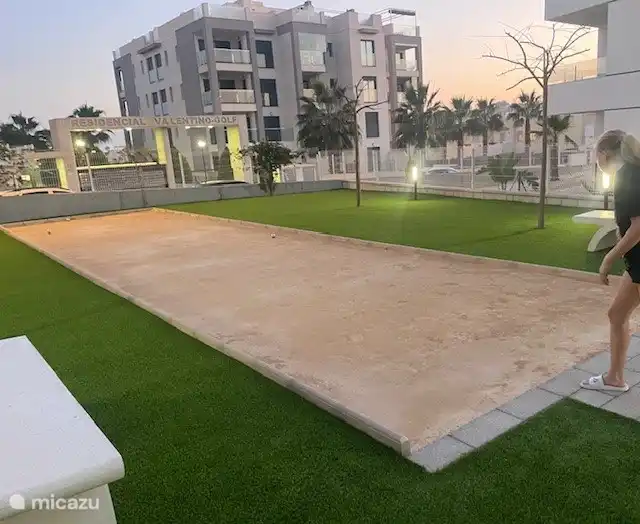 Il y a aussi un terrain Joule de Boule sur place. Des boules de boules Joule de pétanque se trouvent dans l’armoire sous la télévision.