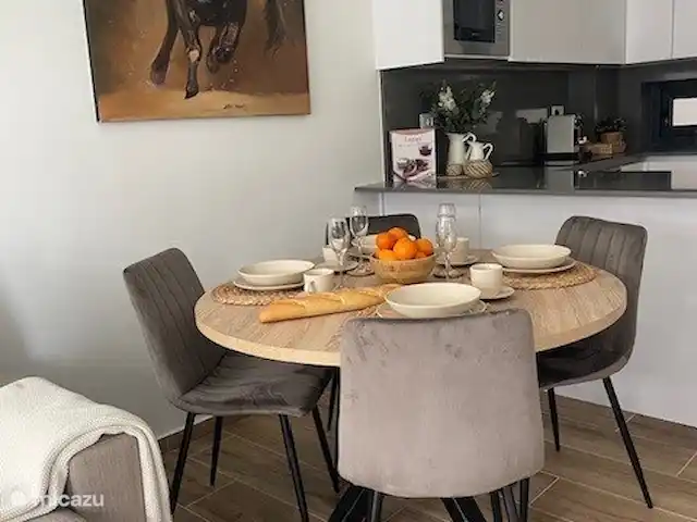 Casa de Cinta huren in Spanje, Costa Blanca, Orihuela Costa - appartement De gezellige ronde eettafel staat in de woonkamer en grenst aan de open keuken.