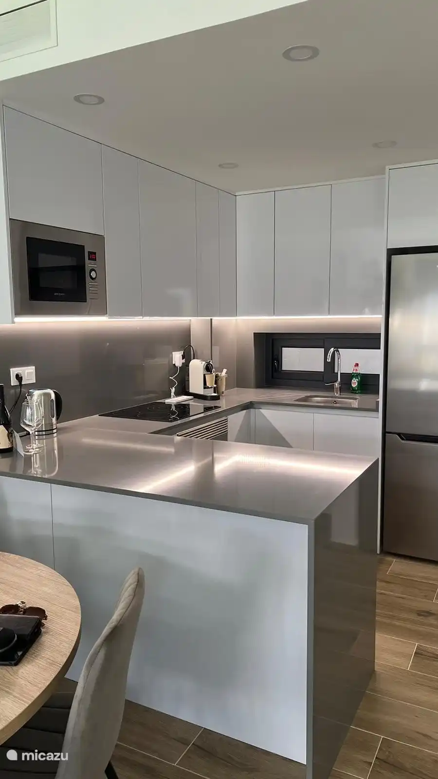 La cuisine a tout ce dont vous avez besoin pour préparer un délicieux repas.