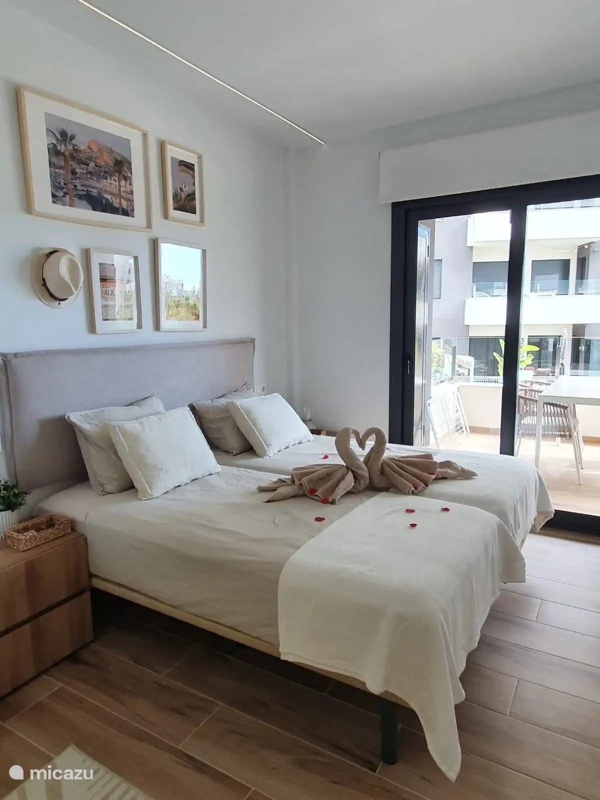Cette chambre spacieuse dispose d’une salle de bains privative, d’une grande armoire et d’un accès au balcon. 