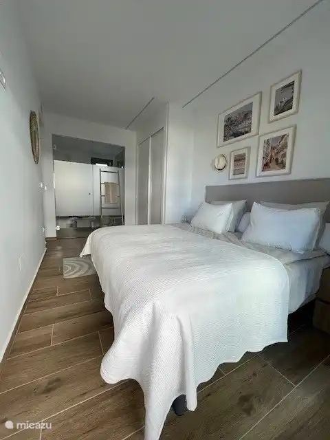 Chambre avec salle de bain en suite.