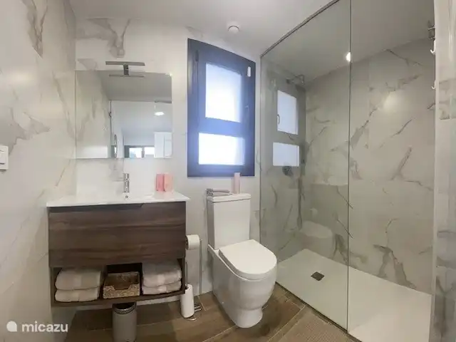 Casa de Cinta huren in Spanje, Costa Blanca, Orihuela Costa - appartement De ruime badkamer heeft een heerlijke regendouche.