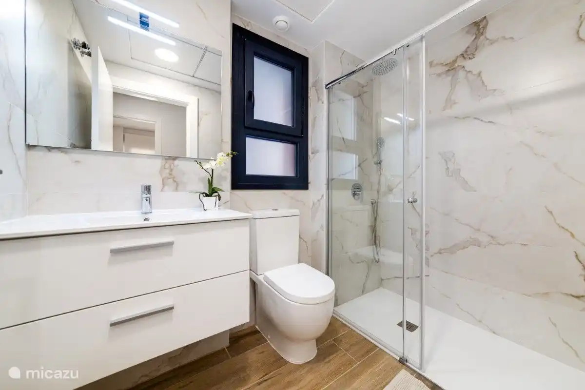 Cette salle de bain est séparée de la chambre. Cette salle de bains dispose également d’une douche à effet pluie. La salle de bains est pourvue d’un sèche-cheveux.