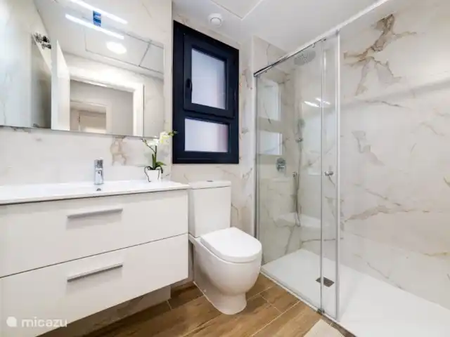 Casa de Cinta huren in Spanje, Costa Blanca, Orihuela Costa - appartement Deze badkamer is apart van de slaapkamer. Deze badkamer heeft ook een regendouche. In de badkamer is een föhn aanwezig.
