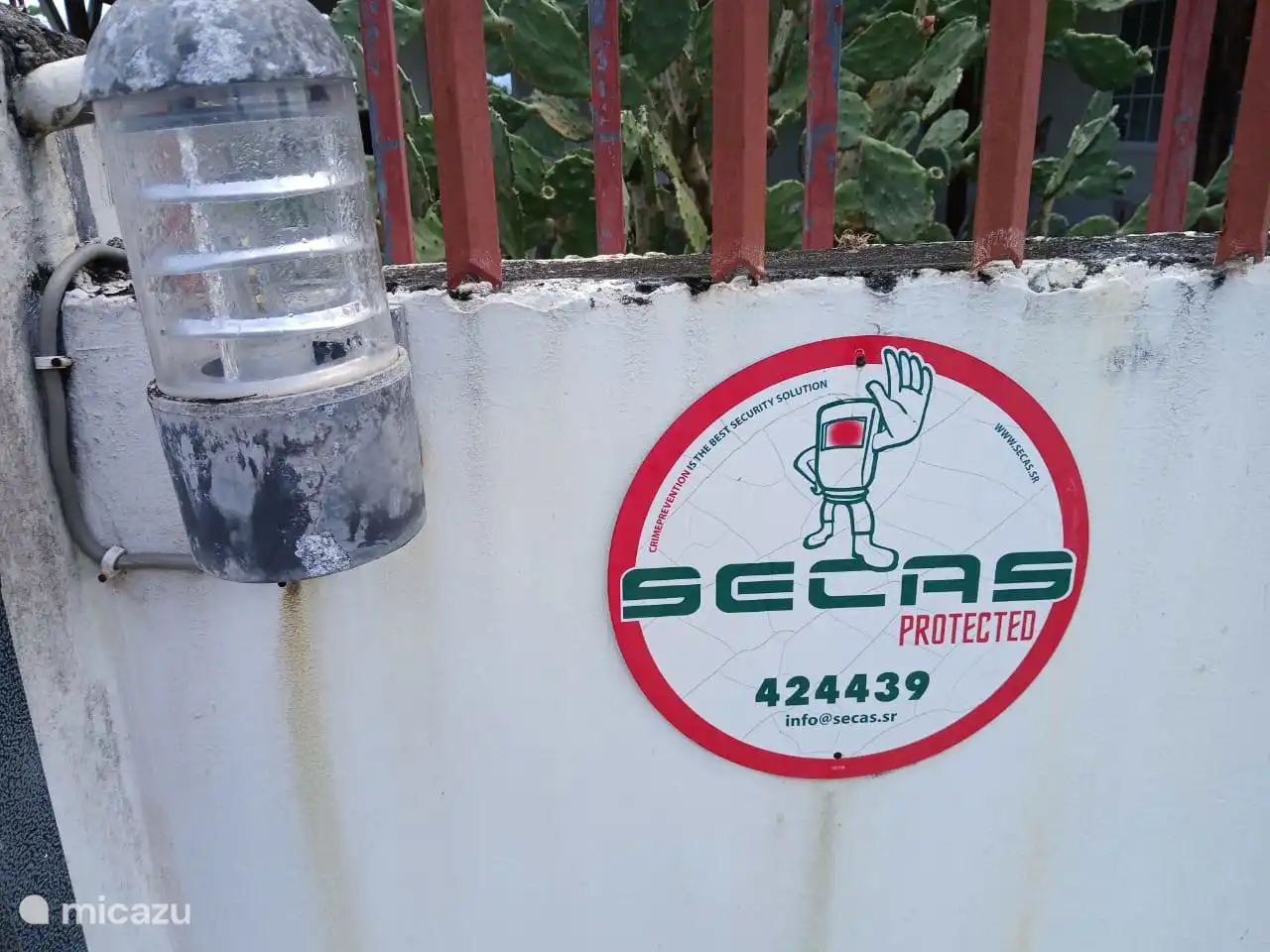 Das Anwesen ist zu Ihrer Sicherheit mit einer Alarmzentrale verbunden.