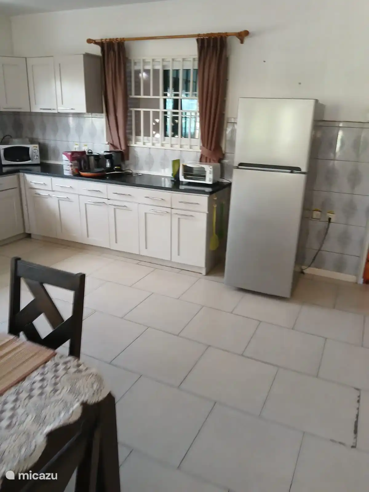 Schöne und sehr geräumige Küche, komplett ausgestattet.