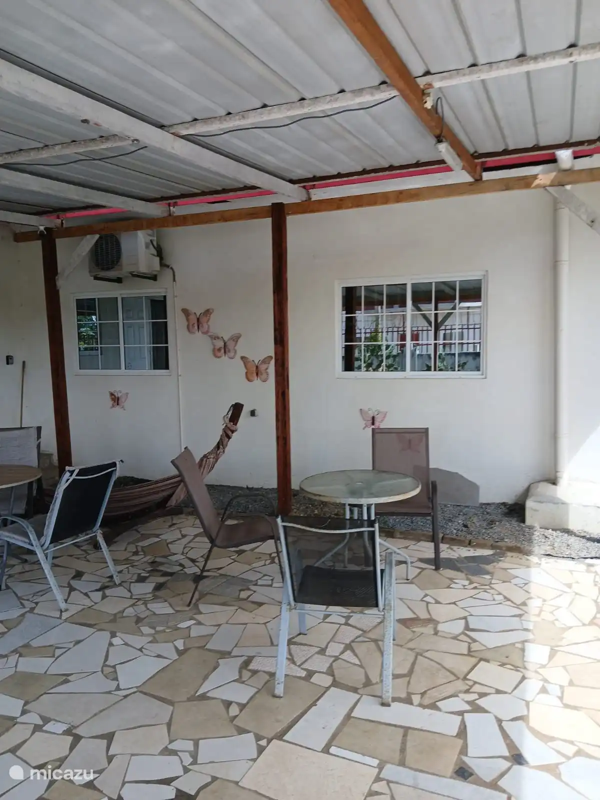 Geräumige Außenterrasse zum Sitzen im Freien.