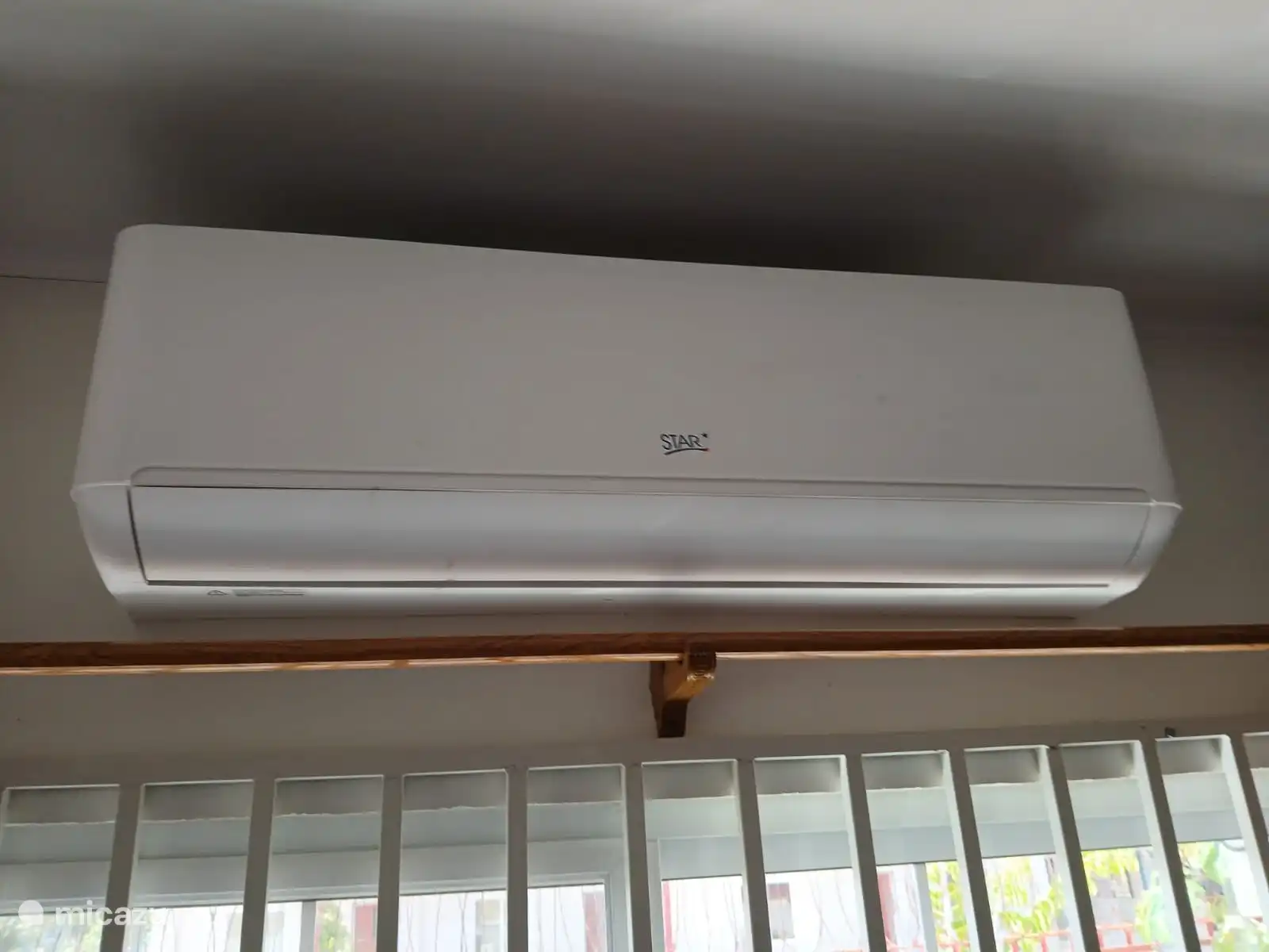 Es gibt eine Klimaanlage sowohl im Wohnzimmer als auch im Schlafzimmer