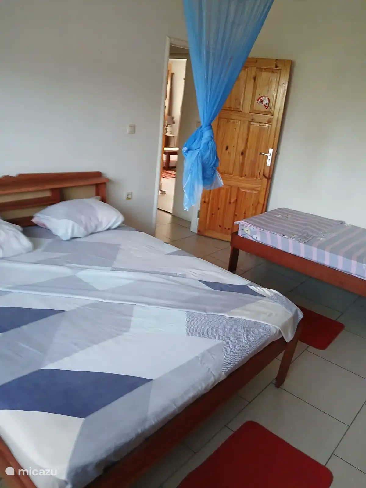 Geräumiges Schlafzimmer mit Doppelbett und einem Einzelbett (Zimmer 2).