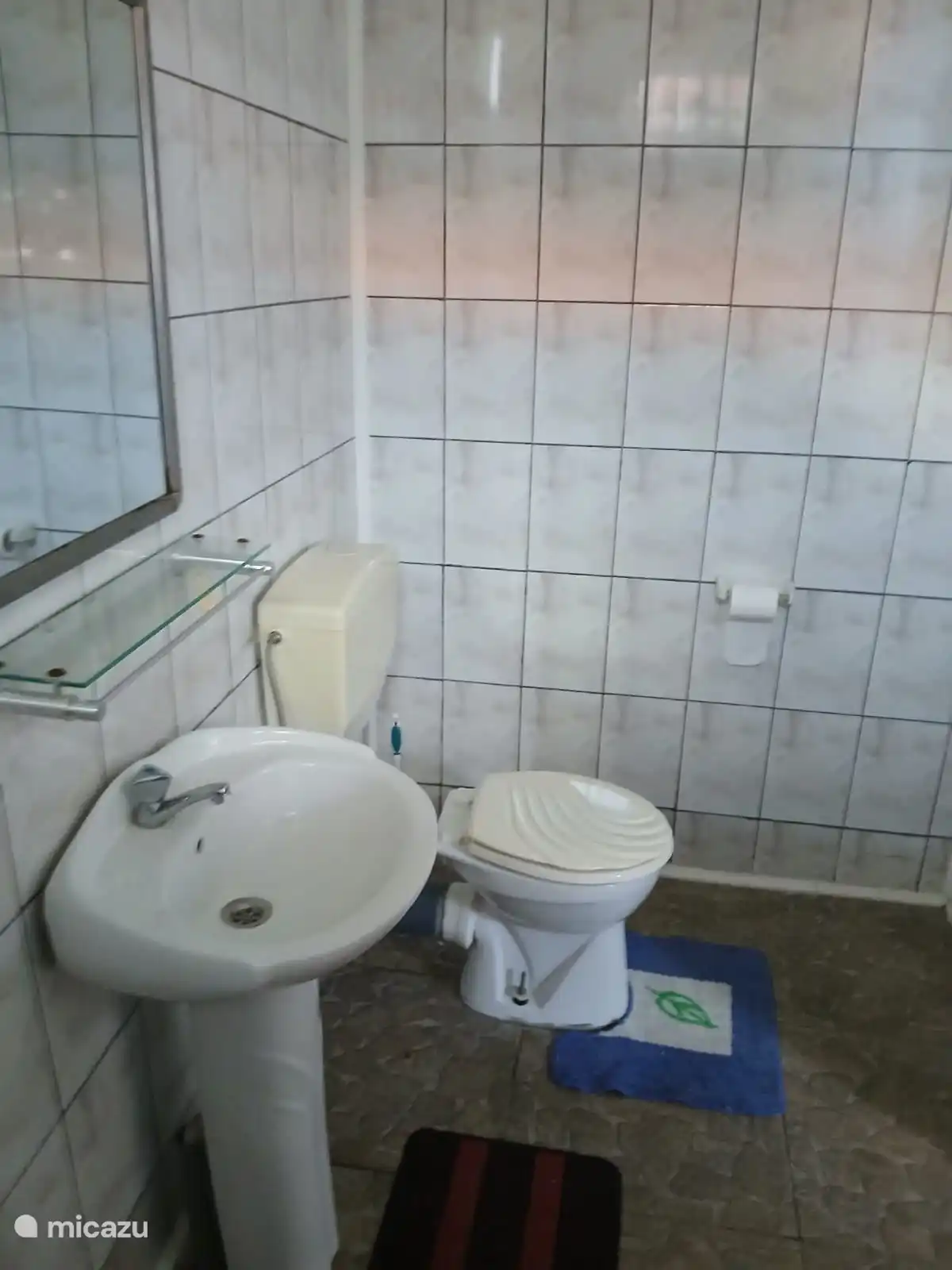 Modernes und geräumiges Badezimmer