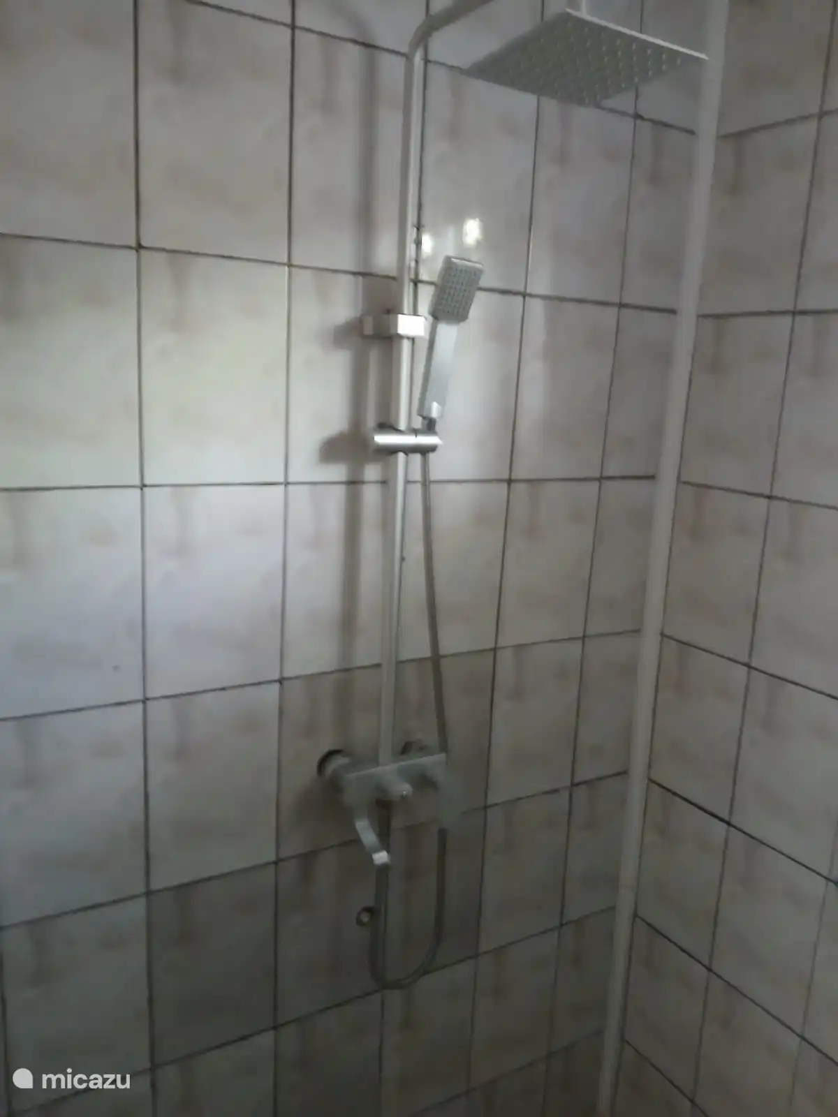 Modernes und geräumiges Badezimmer