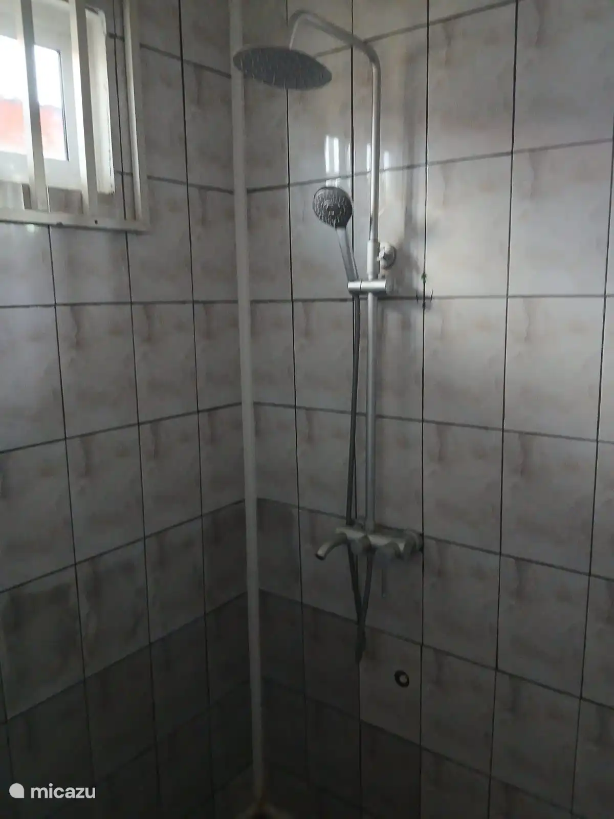 Modernes und geräumiges Badezimmer